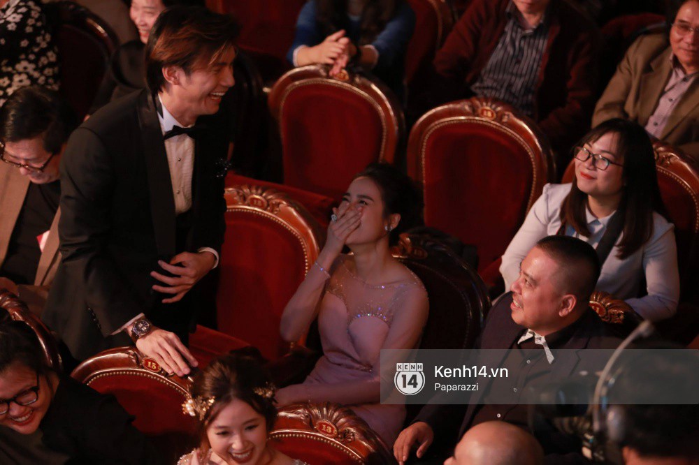 Nhan Phúc Vinh cởi áo khoác cho Nhã Phương khi ngồi cạnh, cùng nhau đi ăn đến gần 2 giờ sáng